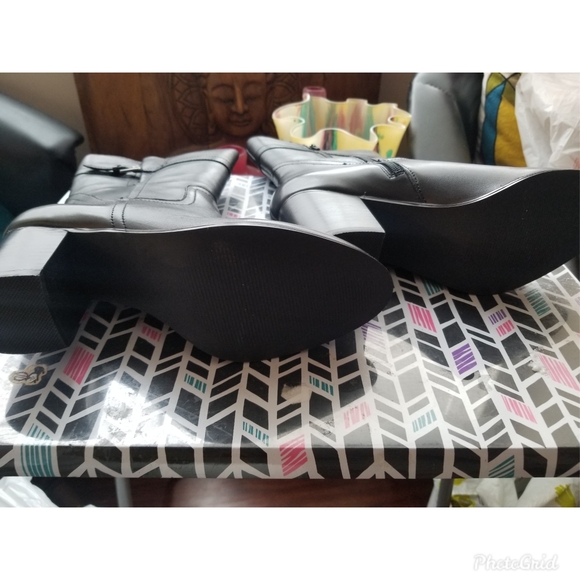 G.H. Bass & Co Black Mid Ankle Boots - Picture 3 of 4